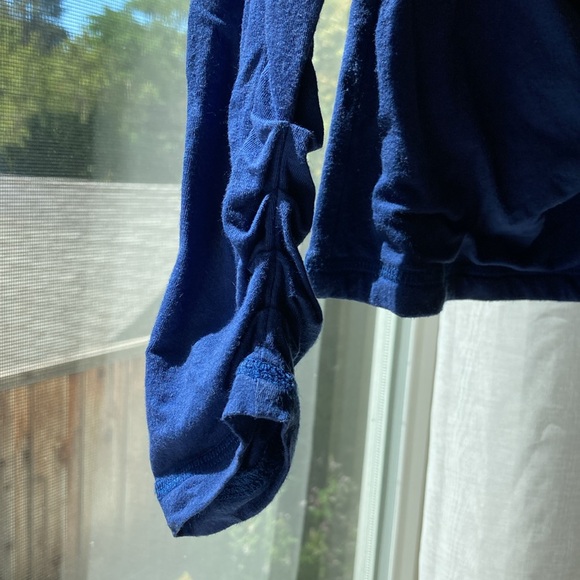 Women’s Dark Blue CAbi Ruched Fitted V Neck Shirt with ruched sleeves, size M - Picture 4 of 9